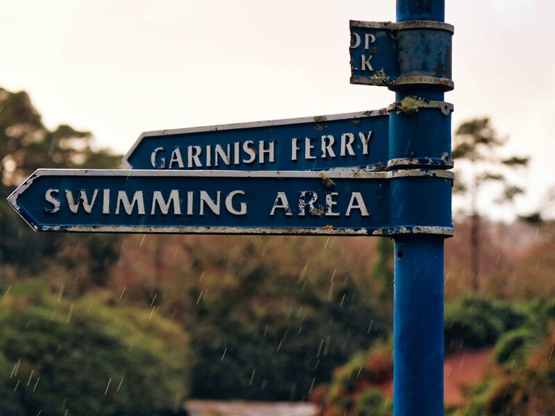 Altes Schild im Regen – Glengarriff