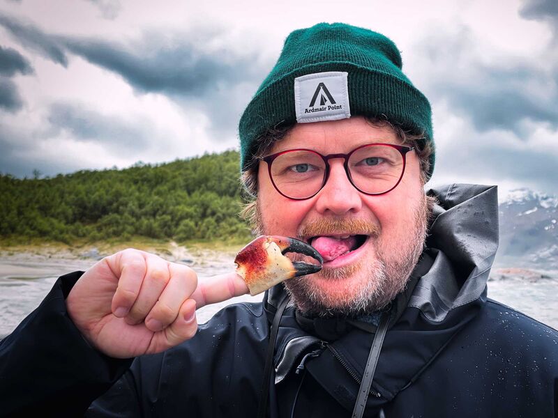 Seebär mit Krabbe
