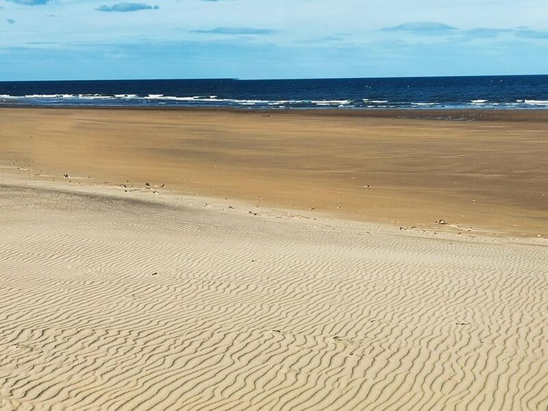 Viel Sand und ein bisschen Meer