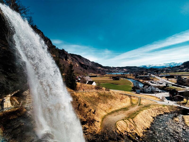 Trocken hinter dem Wasserfall Steindalsfossen