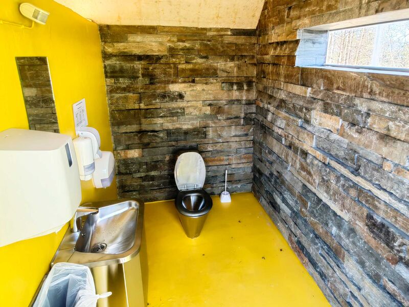 Rastplatz-Toilette von Innen