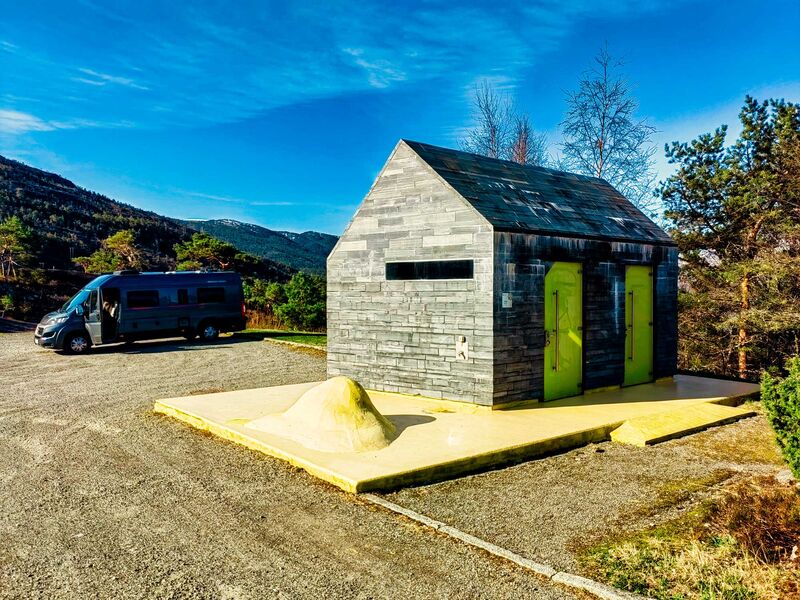 Preisgekrönte Architektur im öffentlichen Raum – Design-Toilette auf einem Rastplatz